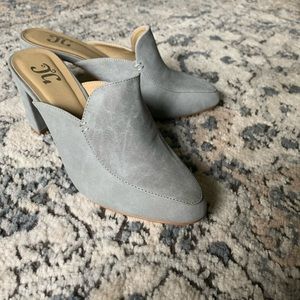 Journee Collection Mules
